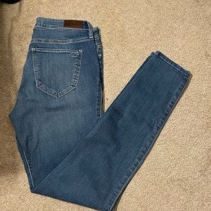 Size 9 large Hollister skinny jeans.  Never worn and in perfect condition!